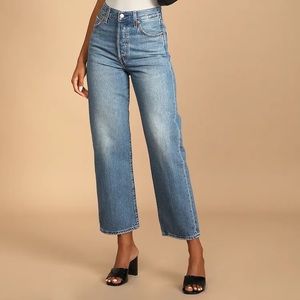 Levi’s Ribcage Straight Ankle Jeans in Medium Wash